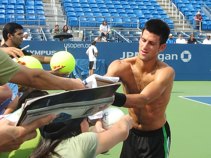 Novak Djokovic skriver autografer