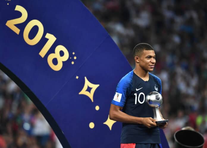 Mbappe er en af de store målscorer i VM historien Kylian Mbappe fra Frankrig poserer med trofæet efter Frankrigs sejr over Kroatien i deres sidste kamp under FIFA World Cup 2018 i Moskva, Rusland, den 15. juli 2018.